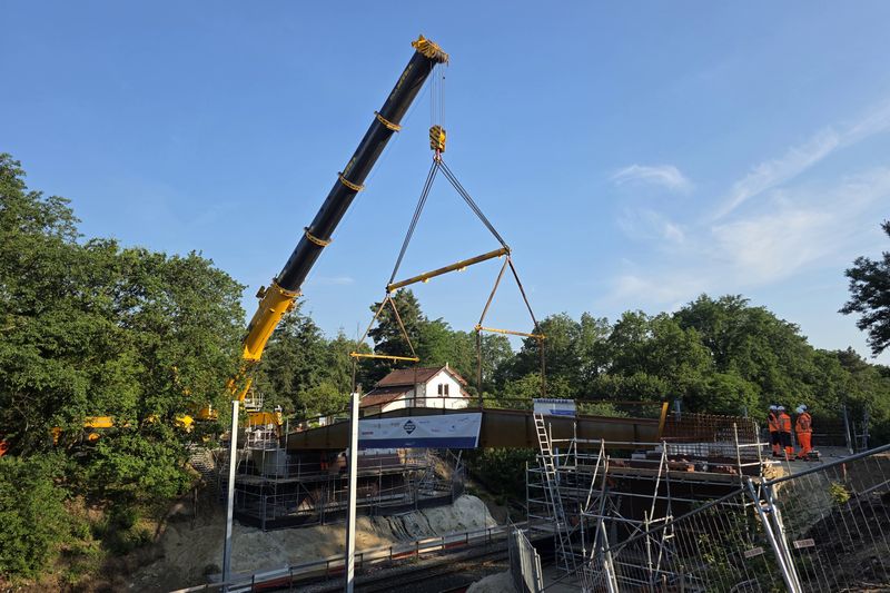 Plaatsing brug over de Maaslijn bij Molenhoek.